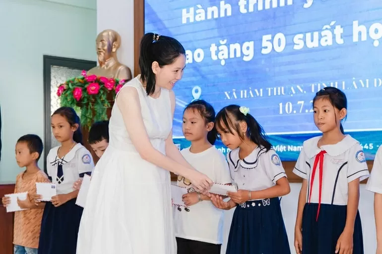 Hoa hậu Doanh nhân Hòa bình Việt Nam chắp cánh giấc mơ cho học sinh nghèo