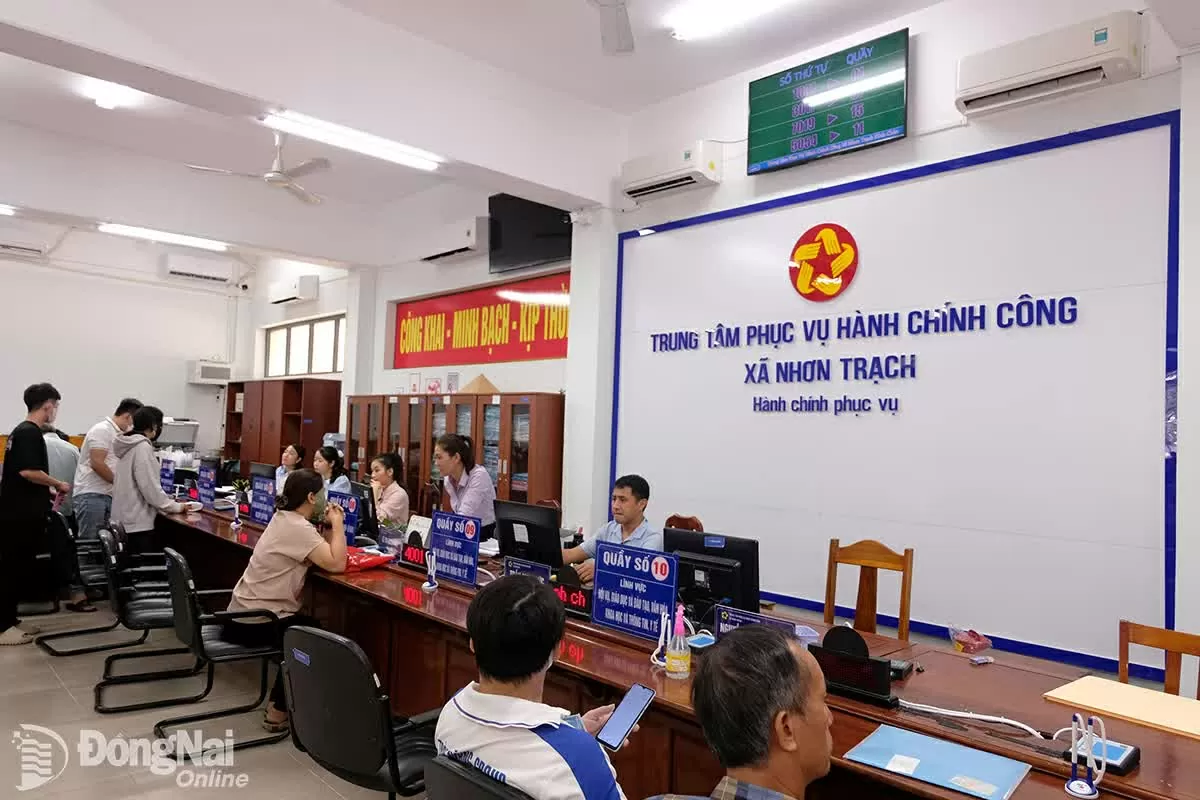 Người dân đến Trung tâm Phục vụ hành chính công xã Nhơn Trạch để thực hiện thủ tục hành chính.
