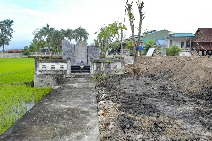 Người dân đã thực hiện hót đất đá, trả lại hiện trạng mặt bằng cho di tích. (Ảnh: Xuân Tư/TTXVN)