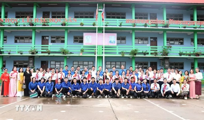 Các thầy cô giáo, các đại biểu và các thanh thiếu nhi hai nước Việt Nam-Lào chụp ảnh kỷ niệm. (Ảnh: Xuân Tú/TTXVN) Các thầy cô giáo, các đại biểu và các thanh thiếu nhi hai nước Việt Nam-Lào chụp ảnh kỷ niệm. (Ảnh: Xuân Tú/TTXVN)