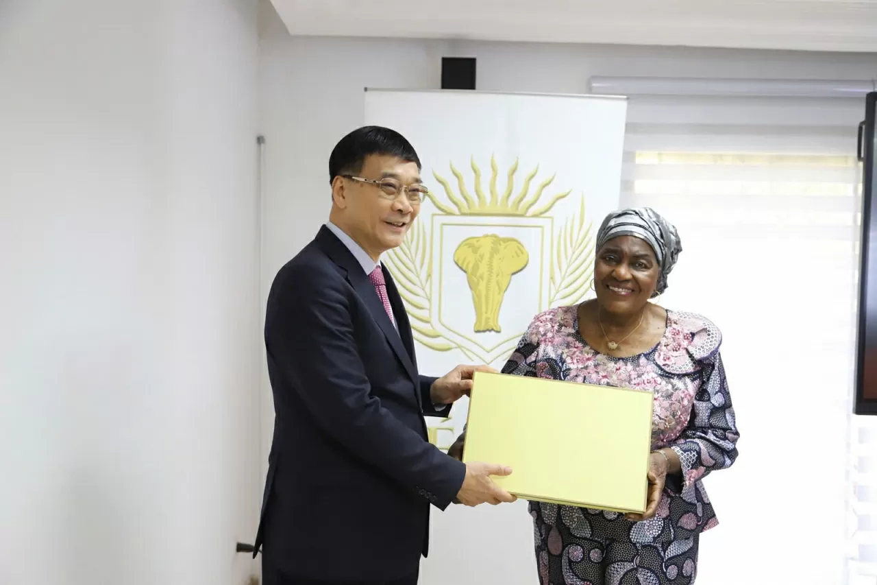 Phó Chủ tịch Quốc hội Vũ Hồng Thanh hội đàm với Phó Chủ tịch Quốc hội và hội kiến lãnh đạo cấp cao Bờ Biển Ng