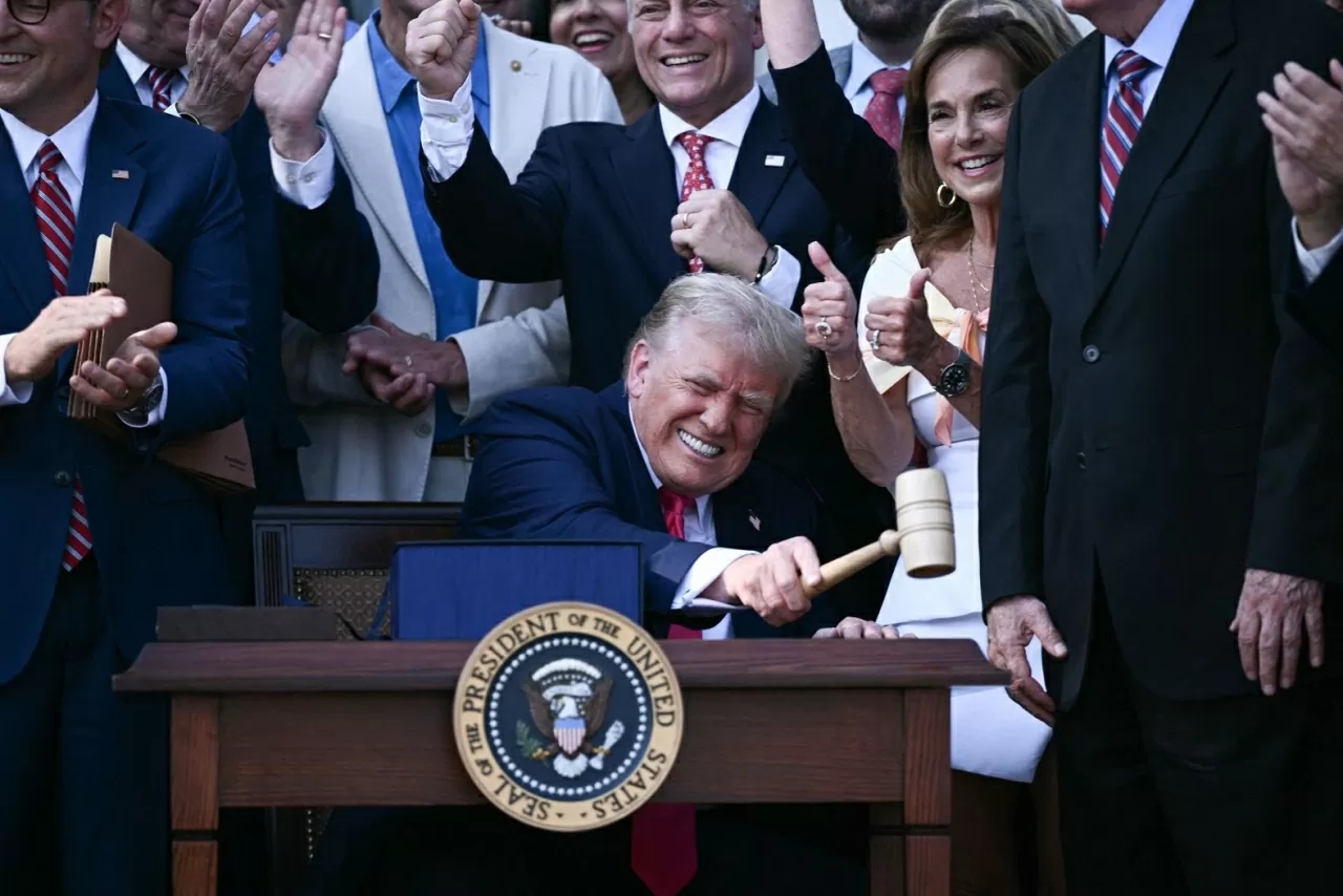 Tổng thống Mỹ Donald Trump gõ búa sau khi ký ban hành gói cắt giảm thuế và chi tiêu quy mô lớn mà ông gọi là “dự luật to đẹp của tôi” vào thứ Sáu, ngày 4 tháng 7. (Nguồn: Getty Images)