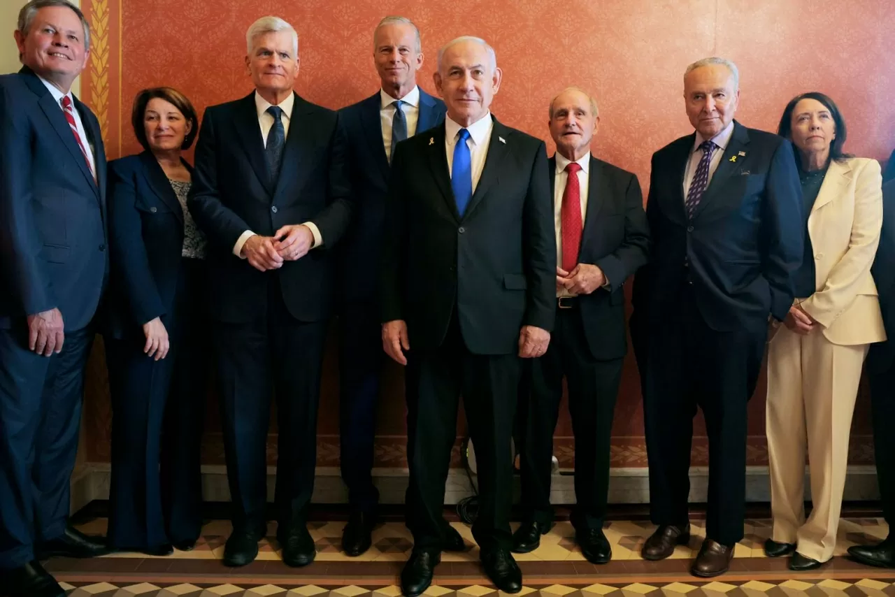 Thủ tướng Israel Benjamin Netanyahu (ở giữa, phía trước) chụp ảnh trước khi gặp các thượng nghị sĩ Hoa Kỳ tại Washington, DC, vào thứ Tư, ngày 9 tháng 7. Cùng với ông Netanyahu, từ trái sang, là Thượng nghị sĩ bang Montana Steve Daines, Thượng nghị sĩ bang Minnesota Amy Klobuchar, Thượng nghị sĩ bang Louisiana Bill Cassidy, Lãnh đạo phe đa số Thượng viện John Thune, Thượng nghị sĩ bang Idaho Jim Risch, Lãnh đạo phe thiểu số Thượng viện Chuck Schumer và Thượng nghị sĩ bang Washington Maria Cantwell. (Nguồn: Getty Images)