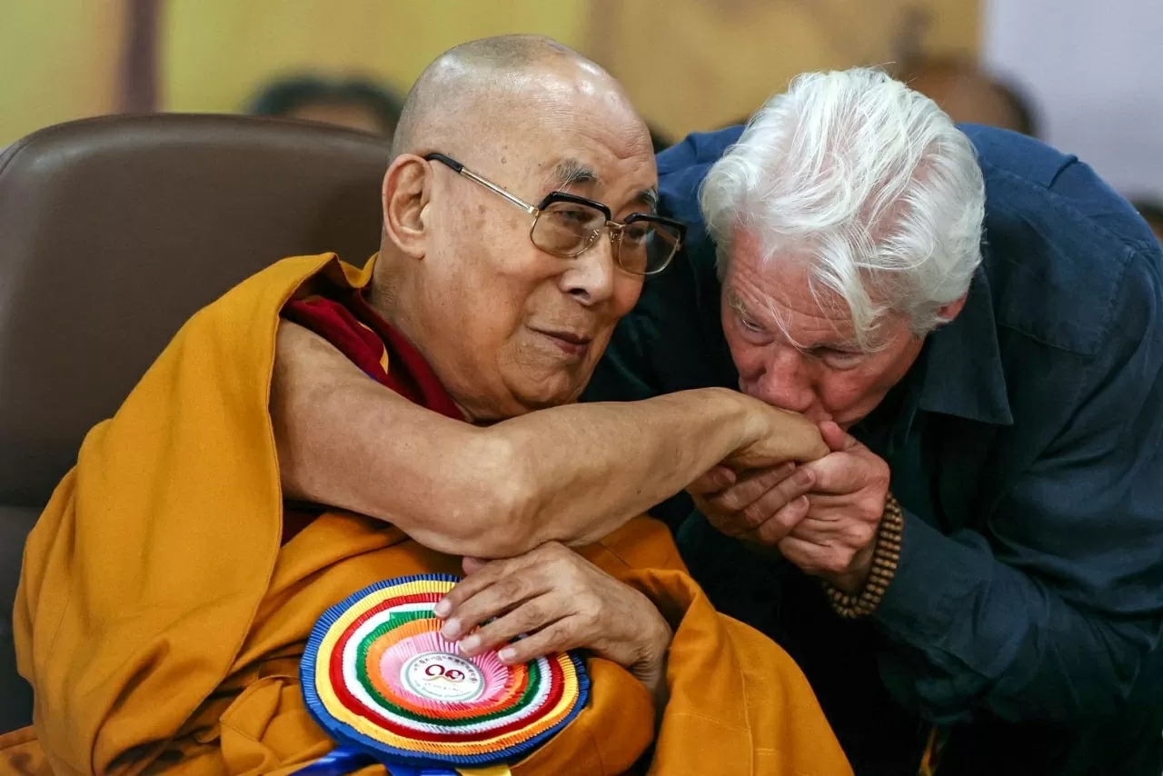 Nam diễn viên Richard Gere hôn tay Đức Đạt Lai Lạt Ma tại McLeod Ganj, Ấn Độ, vào Chủ nhật, ngày 6 tháng 7. Đức Đạt Lai Lạt Ma đang kỷ niệm sinh nhật lần thứ 90 của mình. (Nguồn: Getty Images)