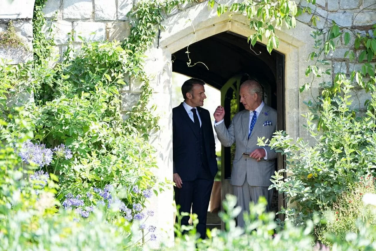 Tổng thống Pháp Emmanuel Macron (trái) và Vua Charles III thăm khu vườn của Lâu đài Windsor, phía Tây London, ngày 9/7, trong ngày thứ hai của chuyến thăm cấp nhà nước kéo dài ba ngày tới Anh. Đây là chuyến công du đầu tiên của một Tổng thống Pháp tới Anh trong 17 năm qua, cũng là chuyến thăm cấp nhà nước đầu tiên của một nguyên thủ quốc gia châu Âu kể từ khi Anh rời Liên minh châu Âu (Brexit). Trong bối cảnh cục diện địa chính trị quốc tế đang trải qua nhiều biến động, chuyến thăm được kỳ vọng mở ra chương mới trong quan hệ Pháp-Anh, vốn trải qua nhiều thăng trầm trong gần một thập kỷ qua. (Nguồn: Getty Images)