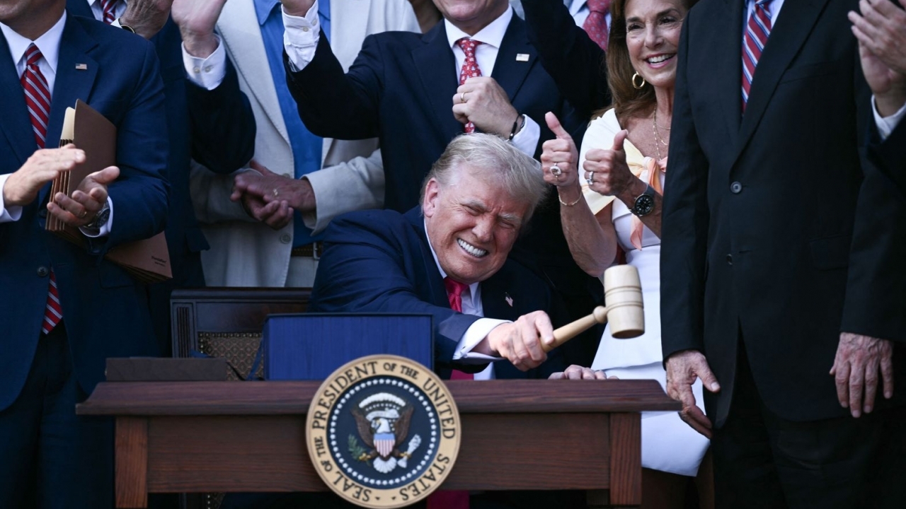 Ảnh ấn tượng: Tổng thống Mỹ ăn mừng siêu dự luật, Pháp-Anh 'nối lại tình xưa' sau gần một thập kỷ, Đức Đạt Lai Lạt Ma mừng sinh nhật tuổi 90