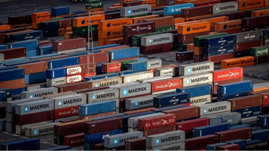 Các container vận chuyển xếp chồng lên nhau tại cảng thương mại Barcelona vào ngày 7 tháng 7. (Nguồn: Getty Images)