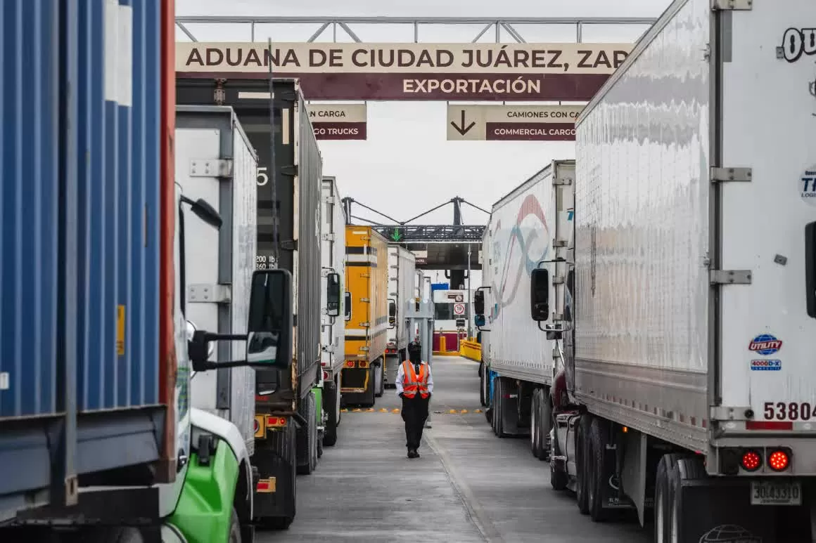 Xe đầu kéo xếp hàng dài tại cửa khẩu Cầu quốc tế Ysleta-Zaragoza, trên biên giới Hoa Kỳ-Mexico ở Juarez, Mexico, vào ngày 3 tháng 4. Justin Hamel/Bloomberg/Getty Images Xe đầu kéo xếp hàng dài tại cửa khẩu Cầu quốc tế Ysleta-Zaragoza, trên biên giới Hoa Kỳ-Mexico ở Juarez, Mexico, vào ngày 3 tháng 4. Justin Hamel/Bloomberg/Getty Images
