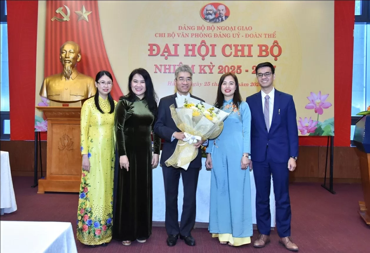 Chi bộ văn phòng đảng uỷ - đoàn thể chủ động, tích cực trong công tác tham mưu, góp phần vào thành công đại hội đại biểu đảng bộ bộ ngoại giao