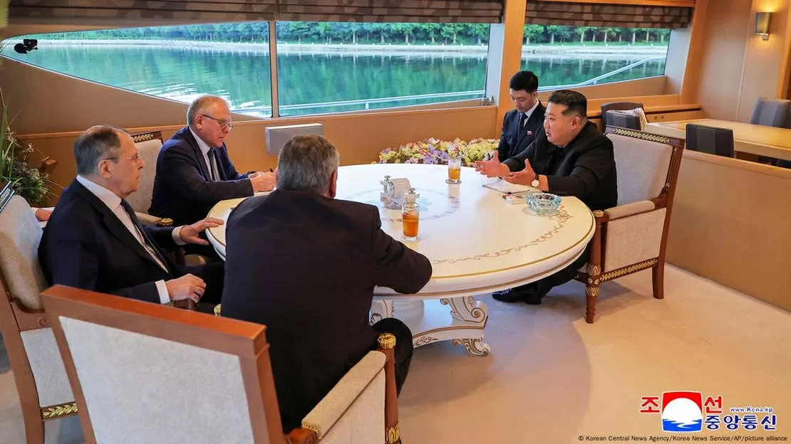 Chủ tịch Triều Tiên Kim Jong Un và Ngoại trưởng Nga Lavrov đã gặp nhau trong 'bầu không khí tràn đầy sự tin tưởng đồng chí nồng ấm', Bình Nhưỡng cho biết. (Nguồn: KCNA)