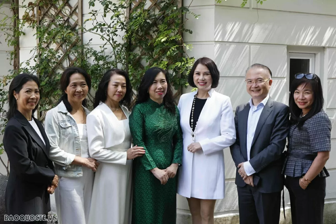 Thứ trưởng Bộ Ngoại giao Lê Thị Thu Hằng gặp gỡ cộng đồng người Việt tại Hà Lan Thứ trưởng Bộ Ngoại giao Lê Thị Thu Hằng gặp gỡ cộng đồng người Việt tại Hà Lan