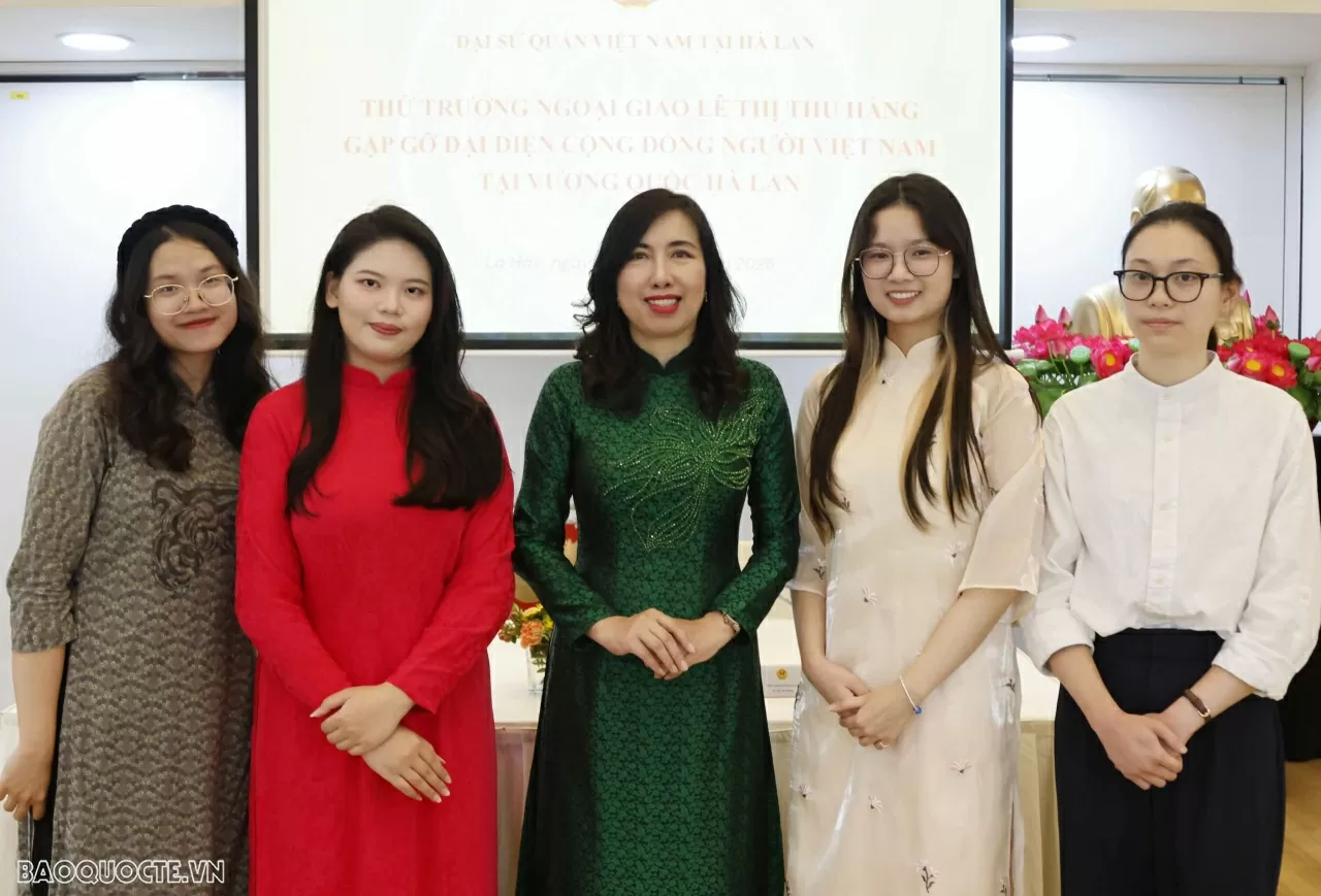 Thứ trưởng Bộ Ngoại giao Lê Thị Thu Hằng gặp gỡ cộng đồng người Việt tại Hà Lan Thứ trưởng Bộ Ngoại giao Lê Thị Thu Hằng gặp gỡ cộng đồng người Việt tại Hà Lan