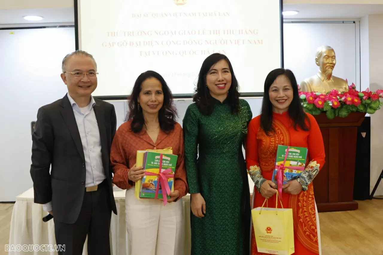 Thứ trưởng Bộ Ngoại giao Lê Thị Thu Hằng gặp gỡ cộng đồng người Việt tại Hà Lan Thứ trưởng Bộ Ngoại giao Lê Thị Thu Hằng gặp gỡ cộng đồng người Việt tại Hà Lan