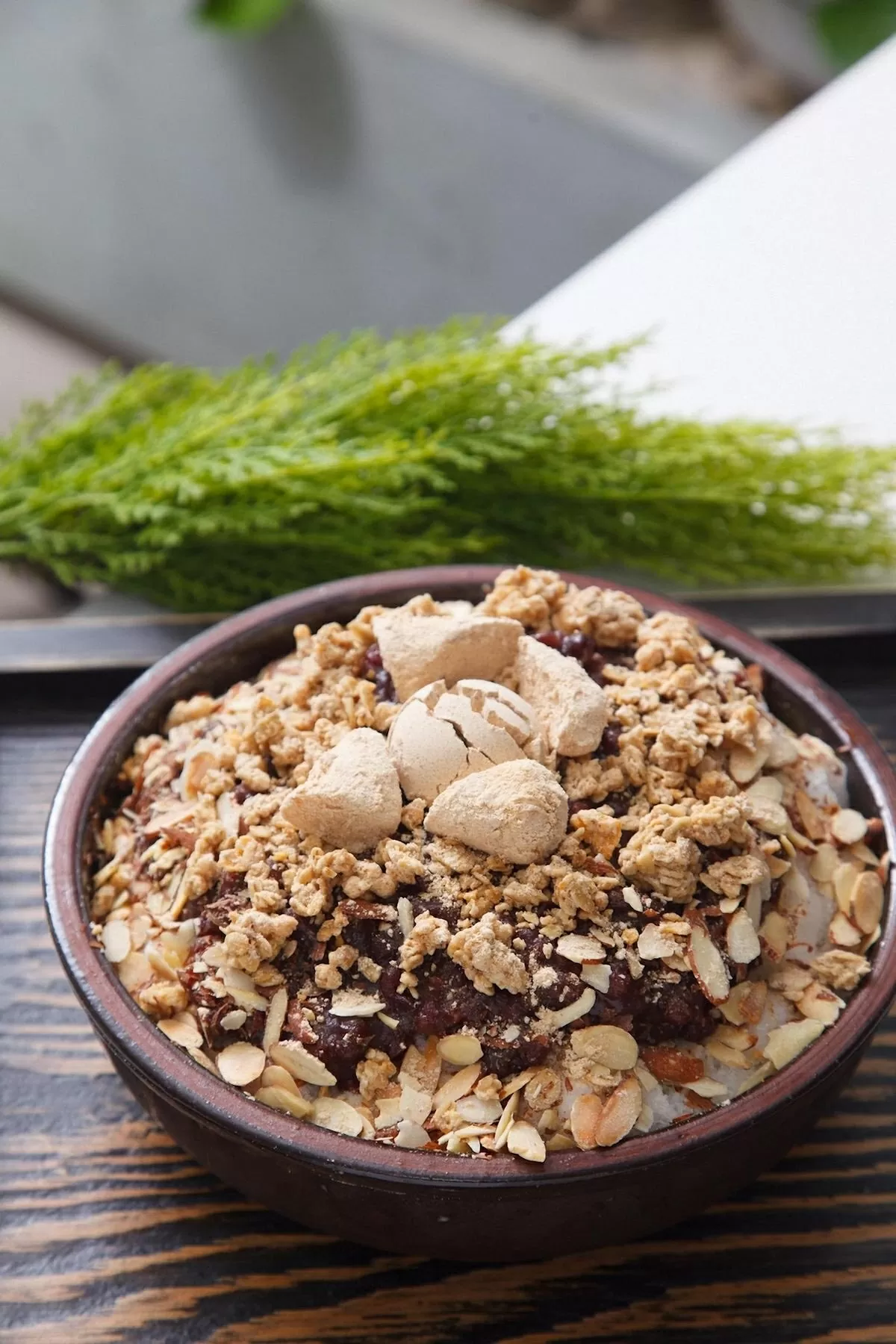 Một bát patbingsu – món đá bào truyền thống của Hàn Quốc – được phủ đậu đỏ ngọt, bánh gạo nếp (tteok), sữa đặc và bột đậu rang (injeolmi). Ảnh: Getty Images Bank