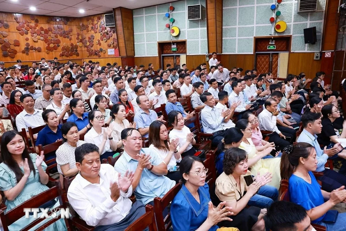 Các cử tri thành phố Cần Thơ tham dự hội nghị. (Nguồn: TTXVN) Các cử tri thành phố Cần Thơ tham dự hội nghị. (Nguồn: TTXVN)