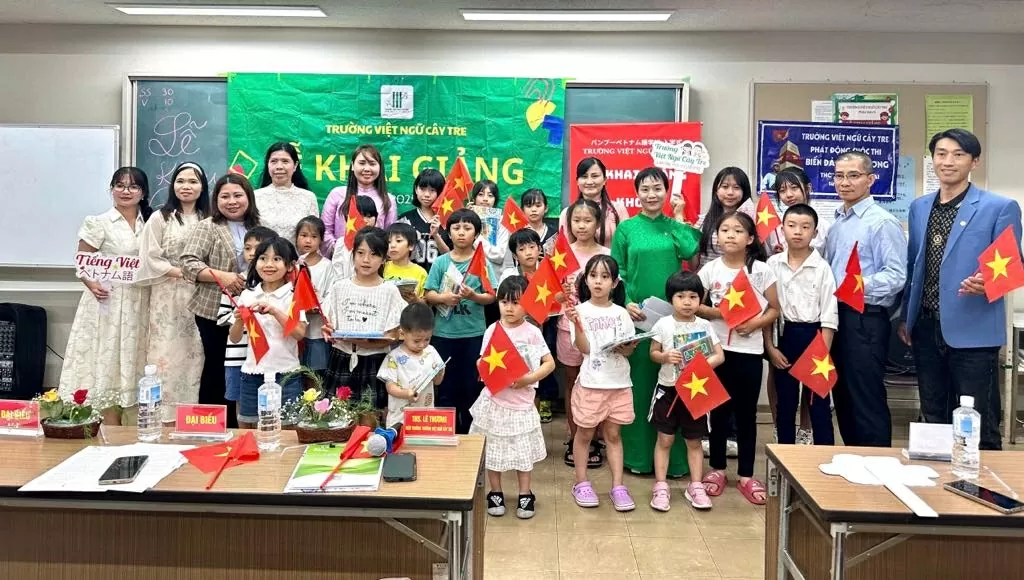 Khai giảng trạm trường giảng dạy tiếng Việt tại thành phố Sakai
