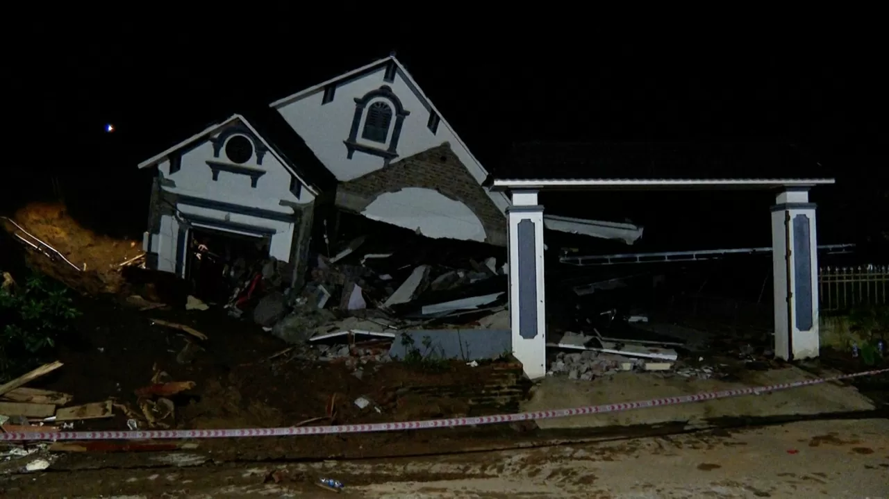 Lào Cai: Sập nhà trong đêm