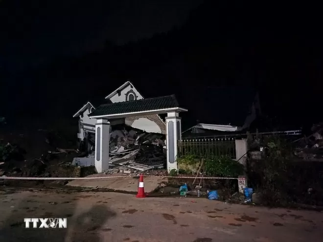 Lào Cai: Sập nhà trong đêm