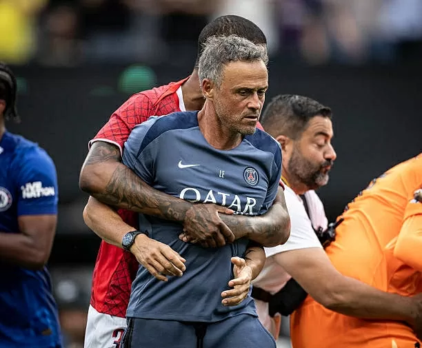 Kimpembe can ngăn HLV Luis Enrique.