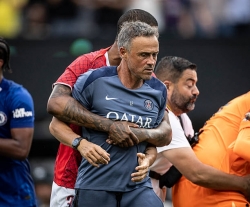 Luis Enrique tát Pedro trong vụ ẩu đả giữa PSG và Chelsea