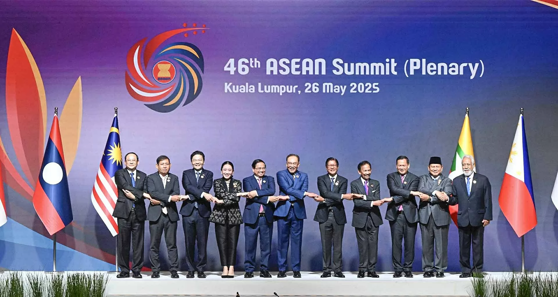 Thủ tướng Chính phủ Phạm Minh Chính cùng các nhà lãnh đạo tham dự Phiên toàn thể Hội nghị cấp cao ASEAN lần thứ 46 tại Kuala Lumpur, Malaysia, ngày 26/5/2025. (Nguồn: TTXVN)