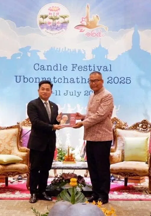 Tổng Lãnh sự Đinh Hoàng Linh trao tặng cuốn sách Bác Hồ ở Thái Lan cho ông Adisak Noisuwan, Tỉnh trưởng Ubon Ratchathani, Thái Lan. Tổng Lãnh sự Đinh Hoàng Linh trao tặng cuốn sách Bác Hồ ở Thái Lan cho ông Adisak Noisuwan, Tỉnh trưởng Ubon Ratchathani, Thái Lan.