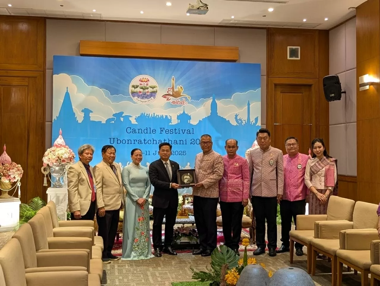 TLSQ và cộng đồng trao tặng tranh Hoa Sen cho Chính quyền tỉnh Udon Ratchathani.