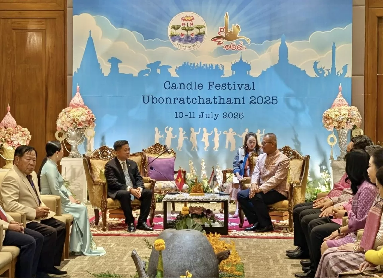 Đoàn TLSQ gặp và làm việc với Tỉnh trưởng Ubon Ratchathani.