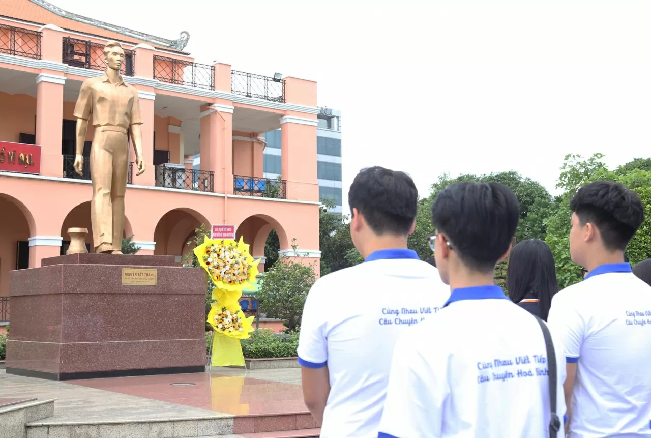 Đoàn thanh niên, sinh viên kiều bào dâng hương, bày tỏ lòng biết ơn Chủ tịch Hồ Chí Minh