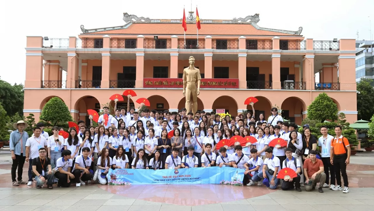 Đoàn thanh niên, sinh viên kiều bào dâng hương, bày tỏ lòng biết ơn Chủ tịch Hồ Chí Minh