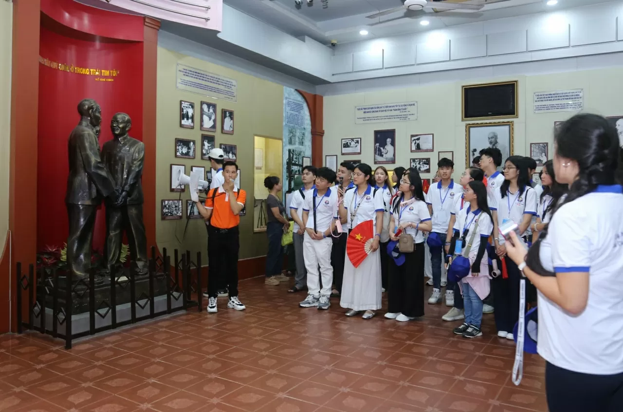 Đoàn thanh niên, sinh viên kiều bào dâng hương, bày tỏ lòng biết ơn Chủ tịch Hồ Chí Minh