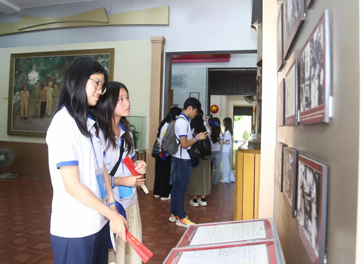 Đoàn thanh niên, sinh viên kiều bào dâng hương, bày tỏ lòng biết ơn Chủ tịch Hồ Chí Minh