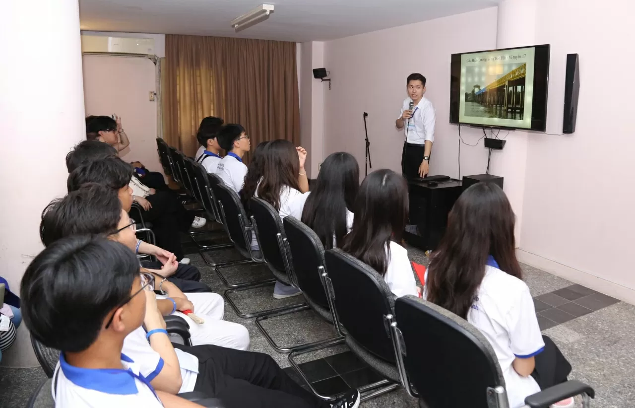 Đoàn thanh niên, sinh viên kiều bào dâng hương, bày tỏ lòng biết ơn Chủ tịch Hồ Chí Minh