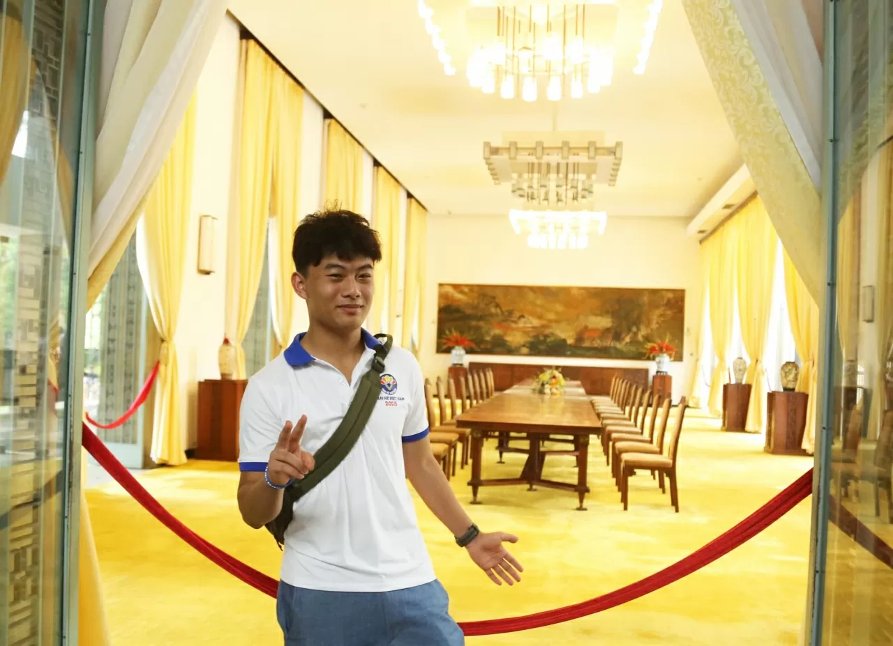 Đoàn thanh niên, sinh viên kiều bào dâng hương, bày tỏ lòng biết ơn Chủ tịch Hồ Chí Minh Đoàn thanh niên, sinh viên kiều bào dâng hương, bày tỏ lòng biết ơn Chủ tịch Hồ Chí Minh