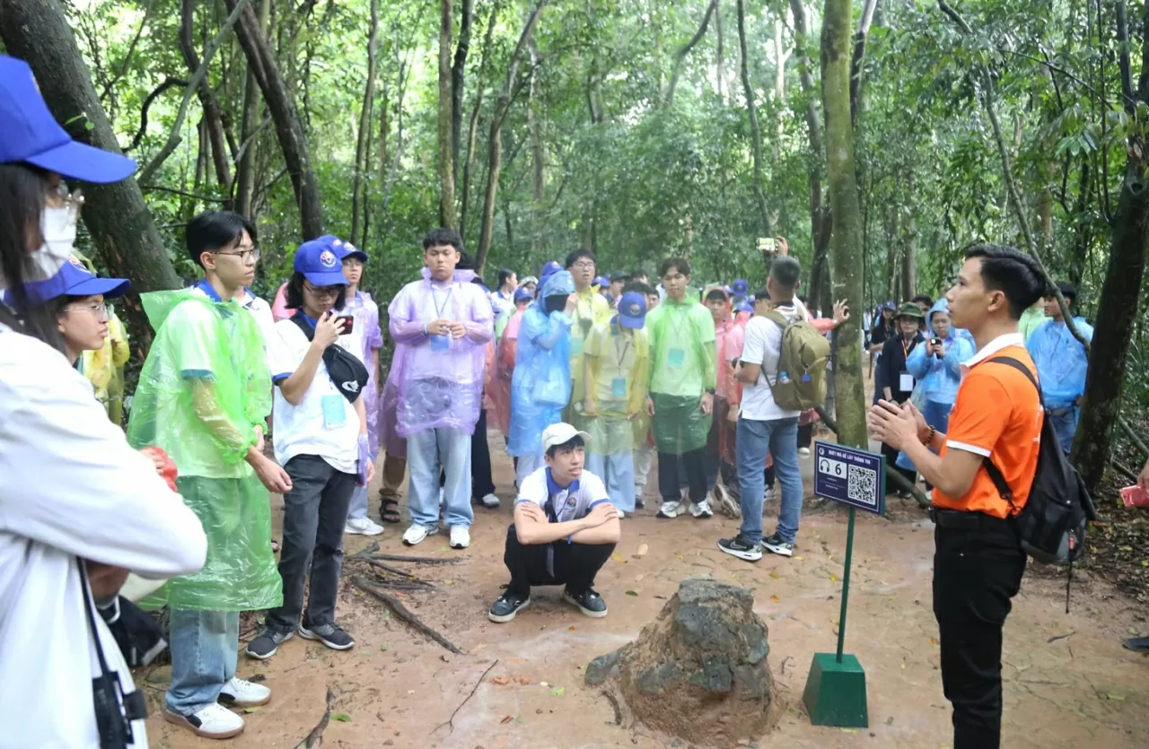 Dù thời tiết có mưa nặng hạt nhưng các thanh niên, sinh viên kiều bào vẫn rất hào hứng khi lần đầu tới với di tích Địa đạo Củ Chi. (Ảnh: Thành Long) Dù thời tiết có mưa nặng hạt nhưng các thanh niên, sinh viên kiều bào vẫn rất hào hứng khi lần đầu tới với di tích Địa đạo Củ Chi. (Ảnh: Thành Long)