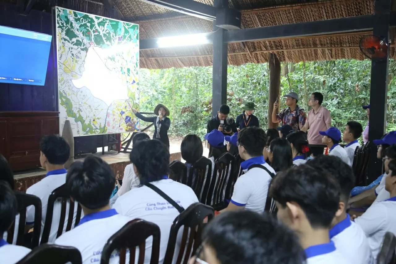Các kiều bào trẻ chăm chú lắng nghe hướng dẫn viên giới thiệu về địa danh lịch sử Địa đạo Củ Chi. (Ảnh: Thành Long) Các kiều bào trẻ chăm chú lắng nghe hướng dẫn viên giới thiệu về địa danh lịch sử Địa đạo Củ Chi. (Ảnh: Thành Long)