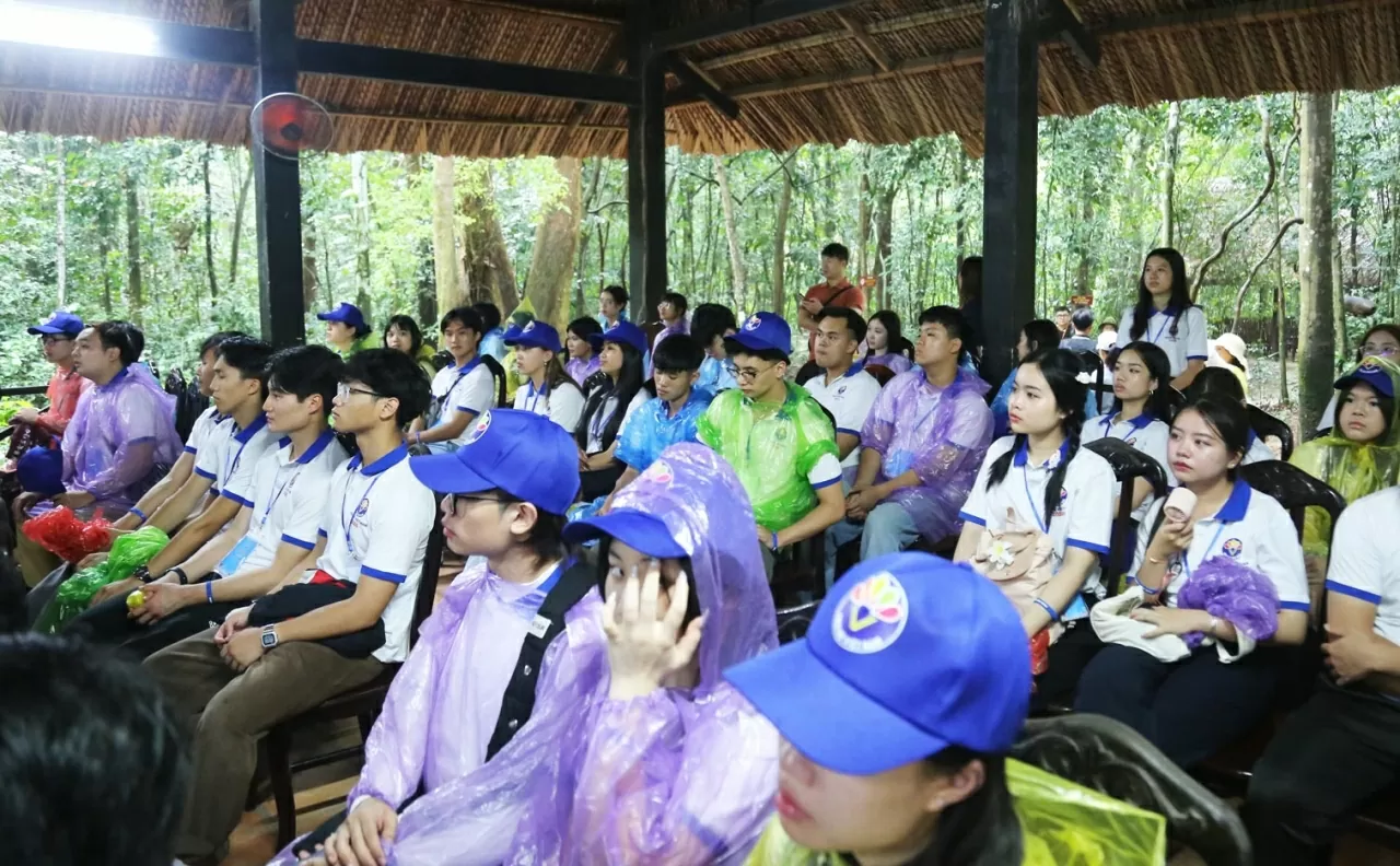 Các kiều bào trẻ chăm chú lắng nghe hướng dẫn viên giới thiệu về di tích lịch sử Địa đạo Củ Chi. (Ảnh: Thành Long) Các kiều bào trẻ chăm chú lắng nghe hướng dẫn viên giới thiệu về di tích lịch sử Địa đạo Củ Chi. (Ảnh: Thành Long)