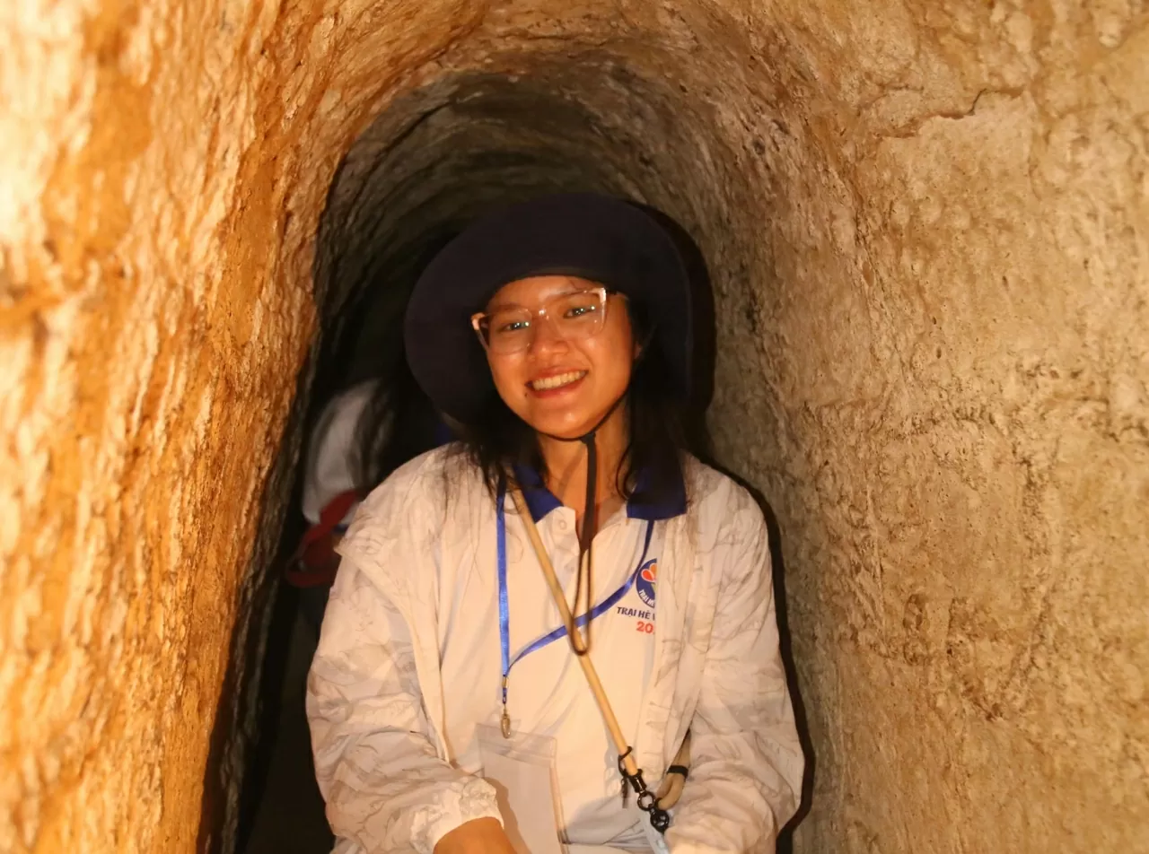 Ban Nguyễn Lệ Xuân lần đầu được trải nghiệm chui địa đạo. (Ảnh: Thành Long)