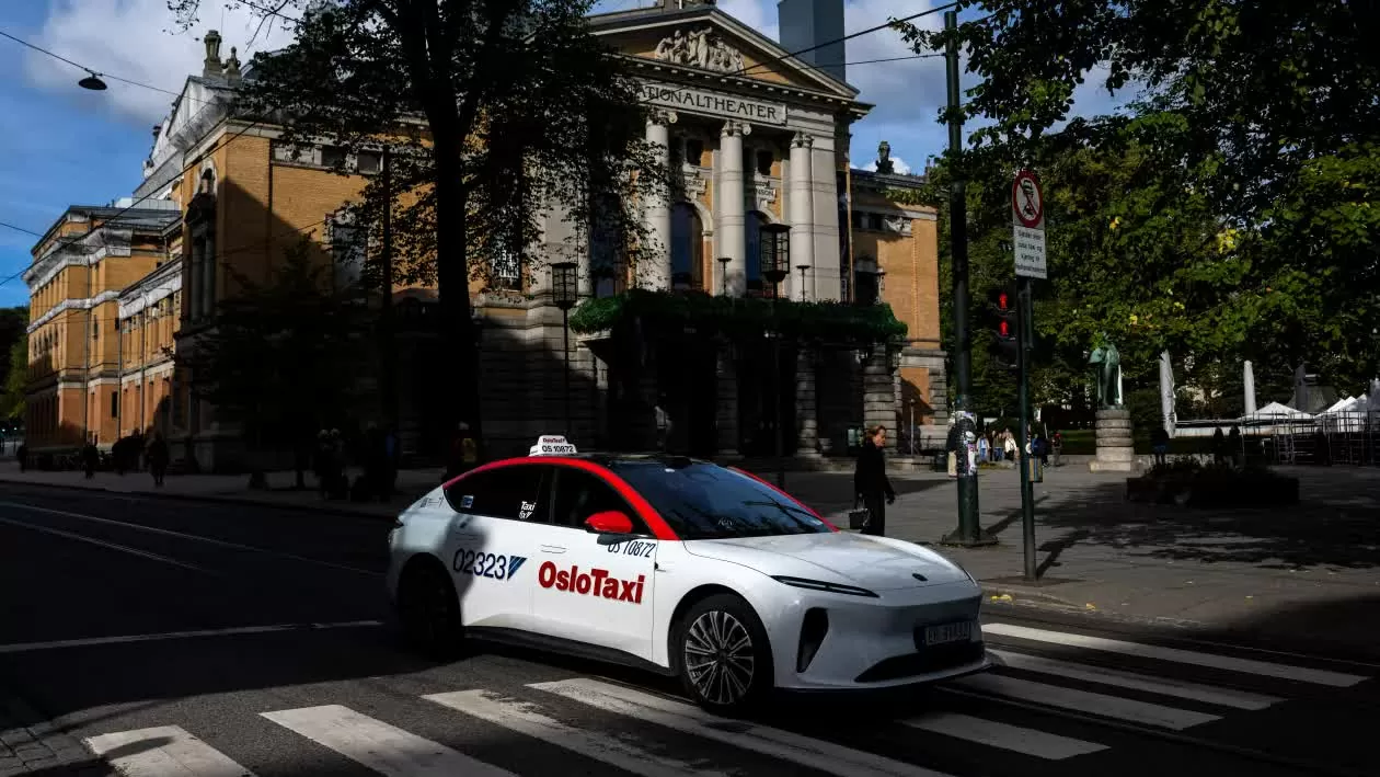 Xe điện NIO ET5 của Oslo Taxi từ Nio Inc, một nhà sản xuất ô tô điện đa quốc gia của Trung Quốc, chạy qua thủ đô Oslo của Na Uy. (Nguồn: Getty Images)