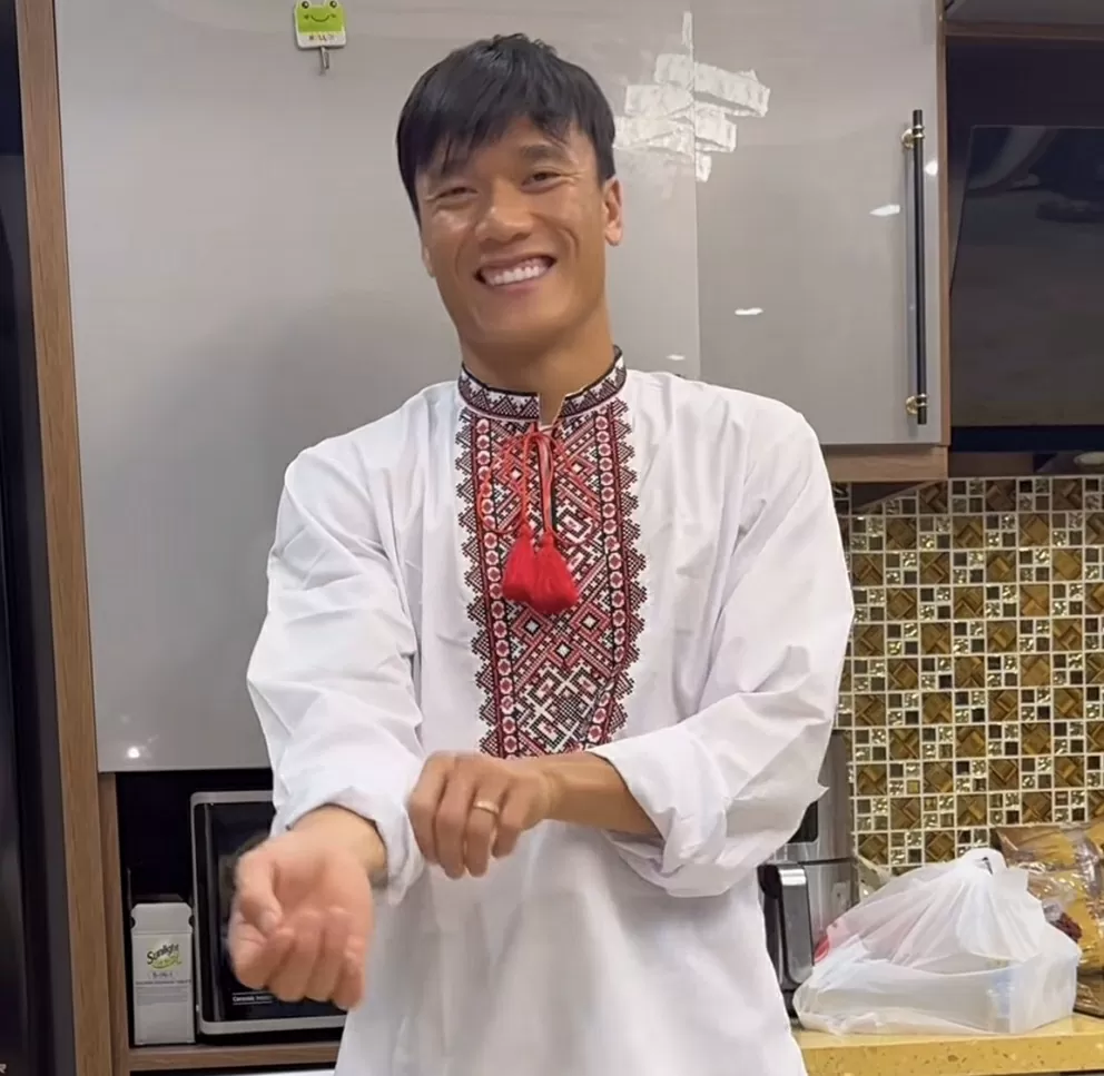 Thủ môn Bùi Tiến Dũng đón vợ con cùng mẹ, em gái trở lại Việt Nam