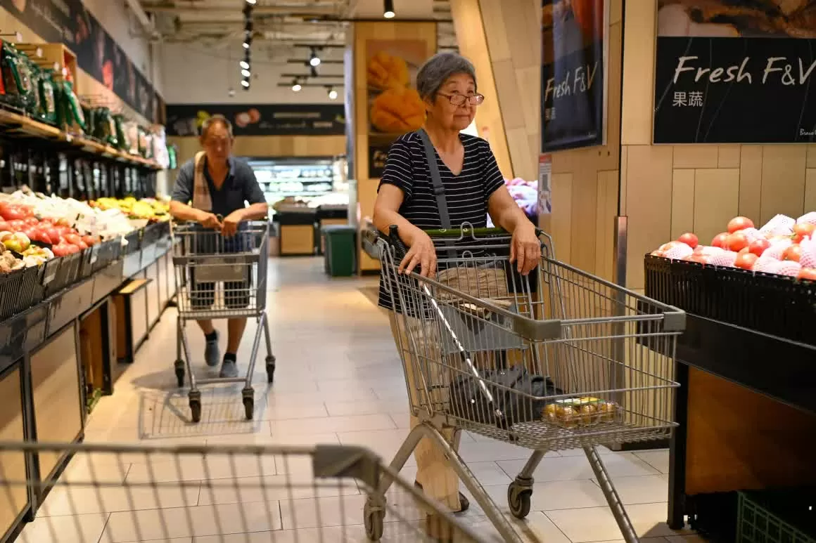 Khách hàng đẩy xe đẩy hàng tại một siêu thị ở Bắc Kinh. (Nguồn: Getty) Khách hàng đẩy xe đẩy hàng tại một siêu thị ở Bắc Kinh. (Nguồn: Getty)