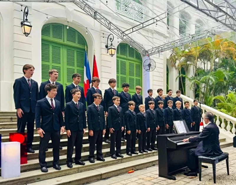 Dàn đồng ca đã hát Quốc ca Pháp ngay tại trước tòa nhà của Tổng lãnh sự (Ảnh: Bảo Lan)