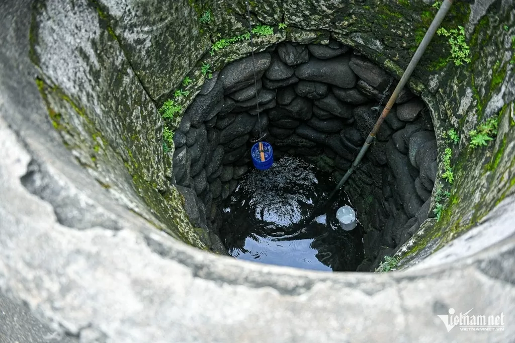 Giếng cổ Lý Sơn chưa bao giờ nhiễm mặt hay khô cạn, nước luôn trong vắt, mát lạnh, ngon ngọt