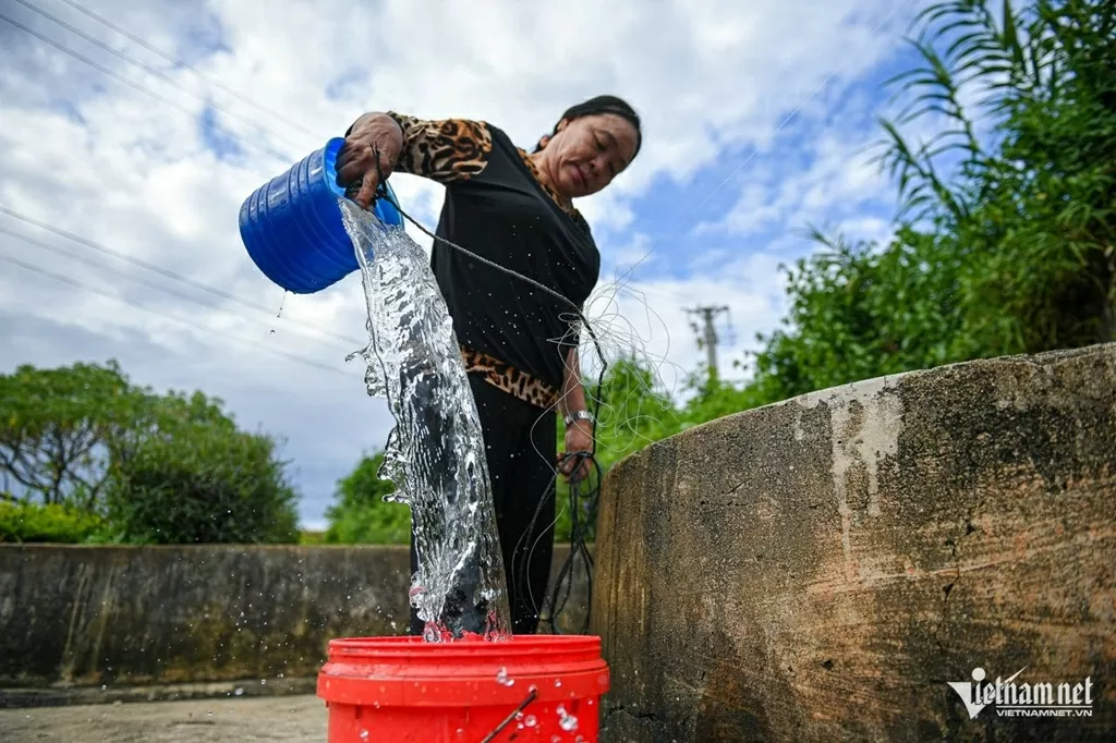 Giếng cổ Lý Sơn chưa bao giờ nhiễm mặt hay khô cạn, nước luôn trong vắt, mát lạnh, ngon ngọt