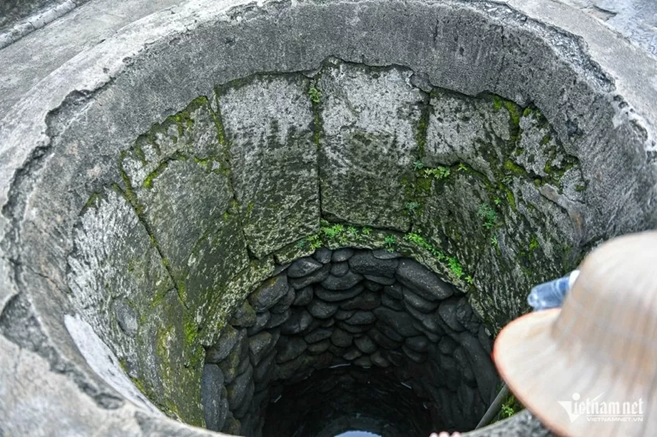 Giếng cổ Lý Sơn chưa bao giờ nhiễm mặt hay khô cạn, nước luôn trong vắt, mát lạnh, ngon ngọt