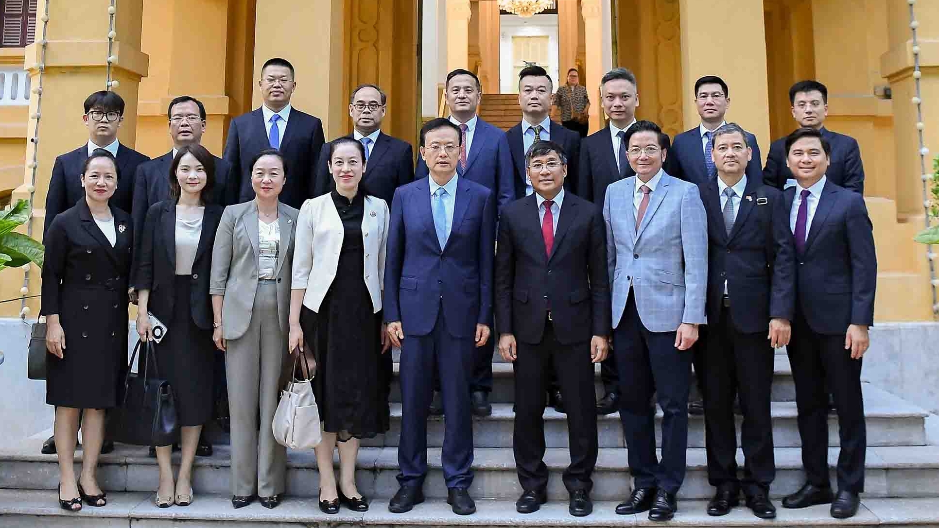 Thứ trưởng Thường trực Nguyễn Minh Vũ tiếp Chủ nhiệm Văn phòng Ngoại vụ Khu tự trị dân tộc Choang Quảng Tây, Trung Quốc