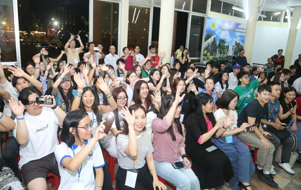 Dù là lần đầu tiên được thưởng thức những nhạc cụ truyền thống dân tộc của người Tây Nguyên những những kiều bào trẻ cảm thấy rất phấn khởi và thích thú. (Ảnh: Thành Long)