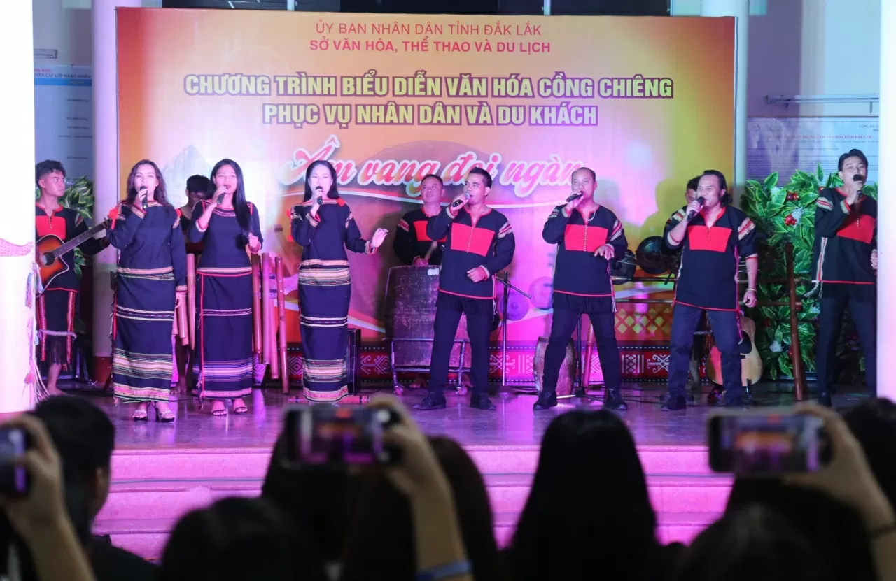 Chương trình biểu diễn Văn hóa Cồng chiêng “Âm vang đại ngàn” làm cầu nối thắt chặt thêm tình cảm đối với quê hương, đất nước. (Ảnh: Thành Long)