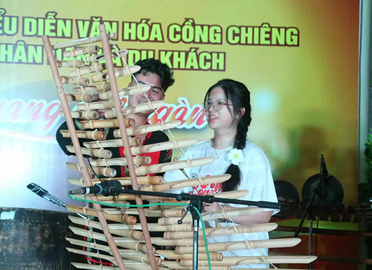 Bạn Vilatda My, kiều bào đến từ Lào trải nghiệm chơi đàn T'Rưng. (Ảnh: Thành Long)