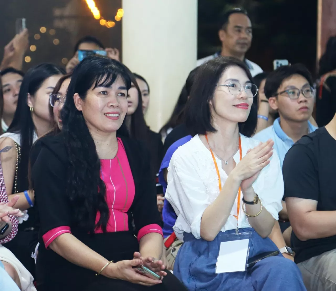 Buổi biểu diễn văn hóa có sự tham dự của bà Ngô Thị Thanh Mai, Phó Chủ nhiệm Uỷ ban Nhà nước về người Việt Nam ở nước ngoài, Bộ Ngoại giao; bà Nguyễn Thụy Phương Hiếu, Phó Giám đốc Sở Văn hóa, Thể thao và Du lịch tỉnh Đắk Lắk. (Ảnh: Thành Long) Buổi biểu diễn văn hóa có sự tham dự của bà Ngô Thị Thanh Mai, Phó Chủ nhiệm Uỷ ban Nhà nước về người Việt Nam ở nước ngoài, Bộ Ngoại giao; bà Nguyễn Thụy Phương Hiếu, Phó Giám đốc Sở Văn hóa, Thể thao và Du lịch tỉnh Đắk Lắk. (Ảnh: Thành Long)